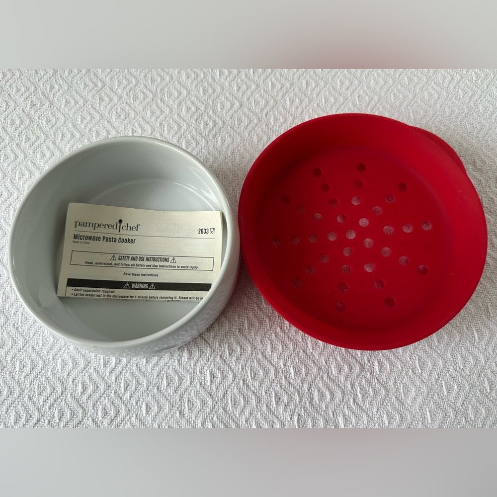Pampered Chef Microwave Pasta Cooker - Picture 2 of 4